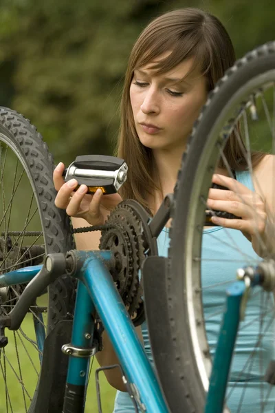Kvinna reparationer cykel — Stockfoto