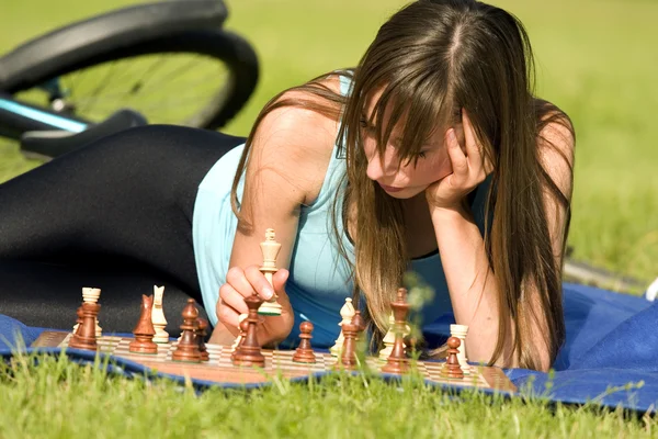 Женщина играет в шахматы — стоковое фото