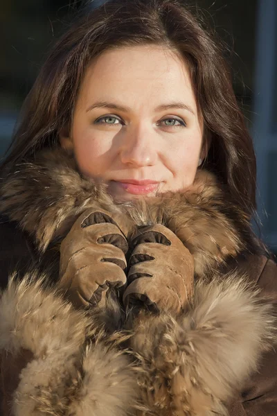 Retrato de mujer en abrigo de zorro —  Fotos de Stock