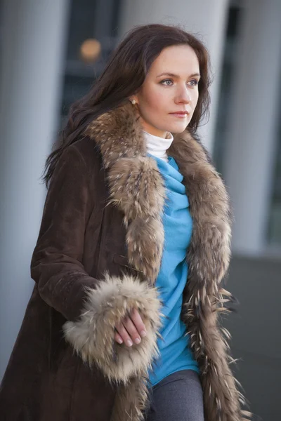 通りを歩いての毛皮のコートの女性 — ストック写真