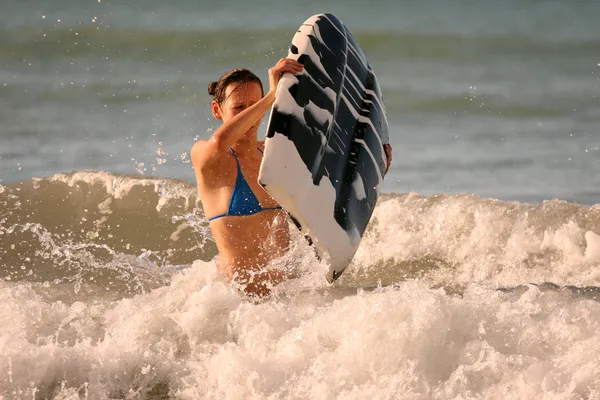 Surfař v oceánu — Stock fotografie