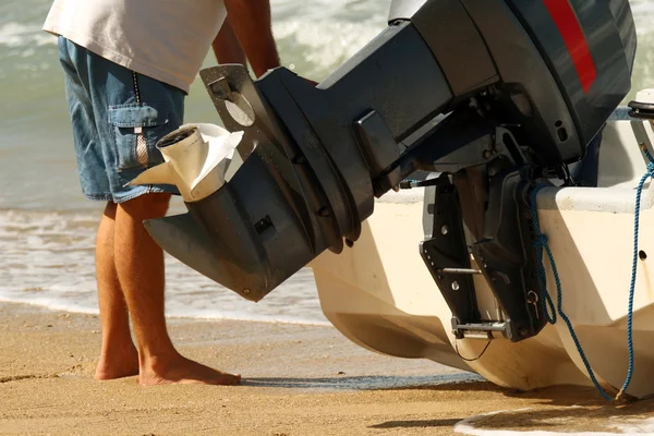 Bateau à moteur sur la plage — Photo