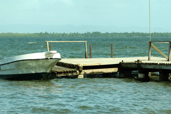 Holzsteg und weißes Boot — Stockfoto