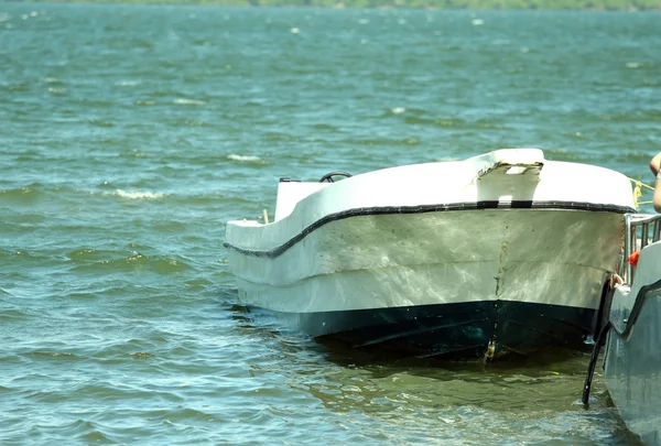 Boot an der Seebrücke — Stockfoto