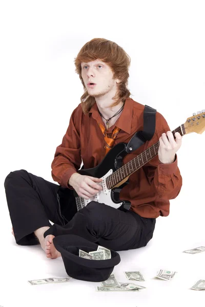 Бедный бизнесмен играет на гитаре — стоковое фото