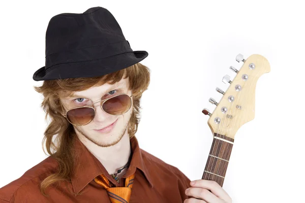 Счастливый музыкант с гитарой — стоковое фото