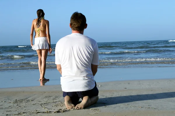 在海滩的情侣 — 图库照片