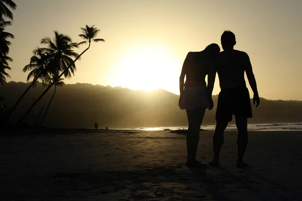 Silhouette couple at the beach — Stock Photo, Image
