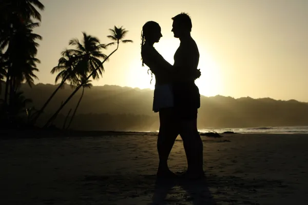 Silhouette couple at the beach — Stock Photo, Image