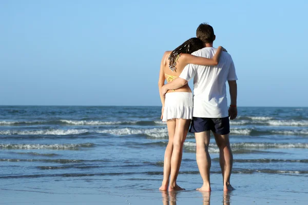 在海滩的情侣 — 图库照片