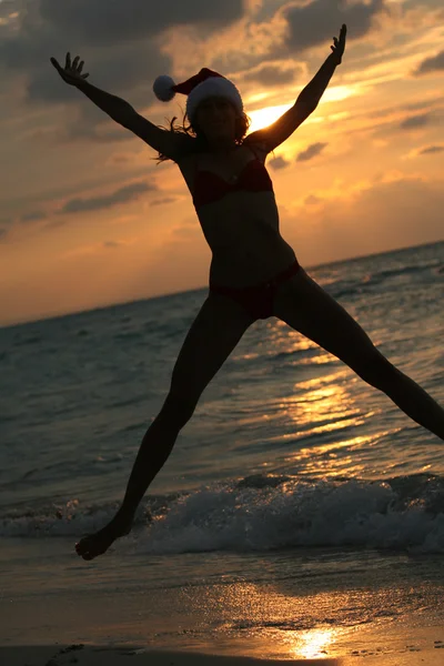 女性のビーチでジャンプします。 — ストック写真