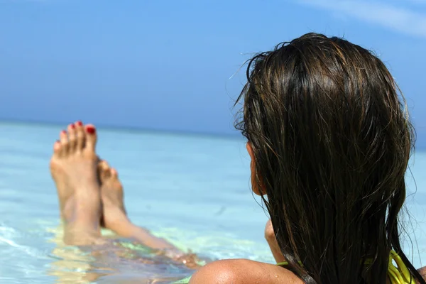 海に横たわる女 — ストック写真