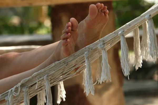 Weibliche Füße auf Hängematte — Stockfoto