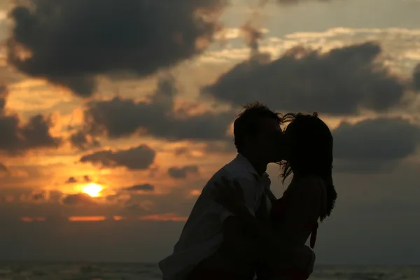 Küssendes Paar bei Sonnenuntergang — Stockfoto