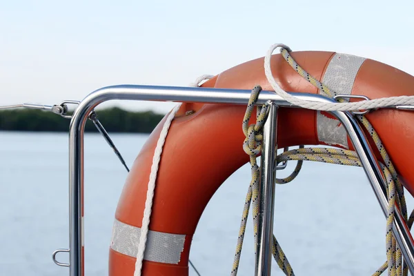 Кольцо жизни на лодке — стоковое фото