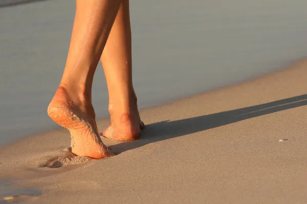Fötter på stranden — Stockfoto