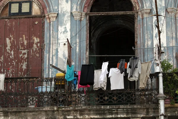Одежда высушена на балконе — стоковое фото