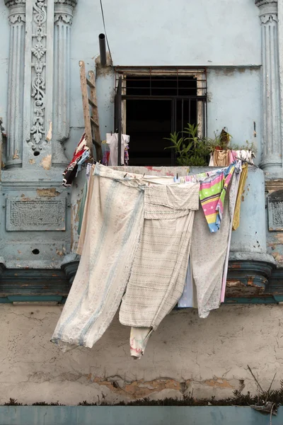 Erkélyen szárított ruhák — Stock Fotó