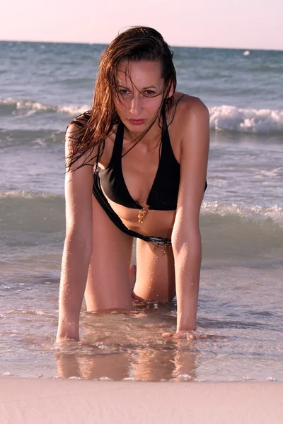 Kvinna på stranden — Stockfoto