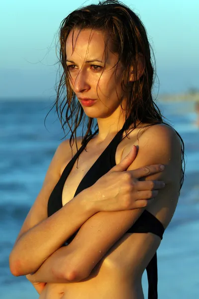 Mulher pensante na praia — Fotografia de Stock