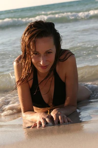 Mulher de biquínis na praia — Fotografia de Stock