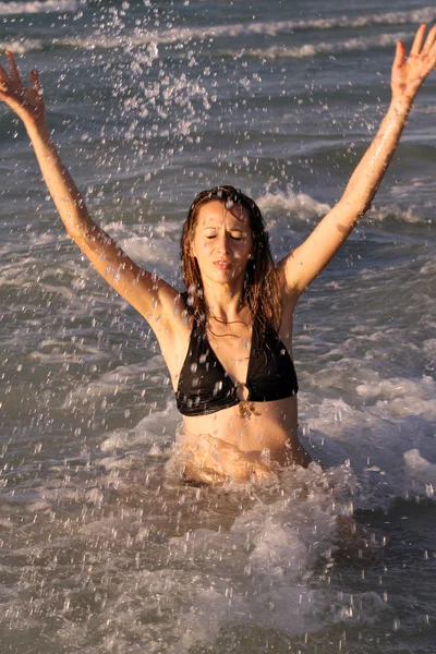 Mulher salpicando no oceano — Fotografia de Stock