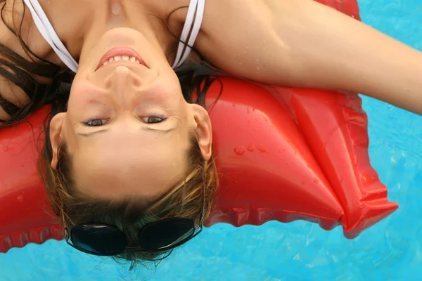 Mujer nadando un colchón de aire — Foto de Stock
