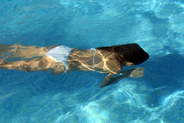 Mulher debaixo de água — Fotografia de Stock