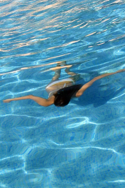 Femme sous l'eau — Photo