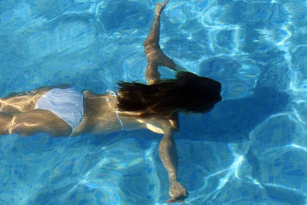 Kvinna under vattnet — Stockfoto