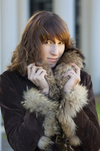 Elegant woman in fur coat — Stock Photo, Image
