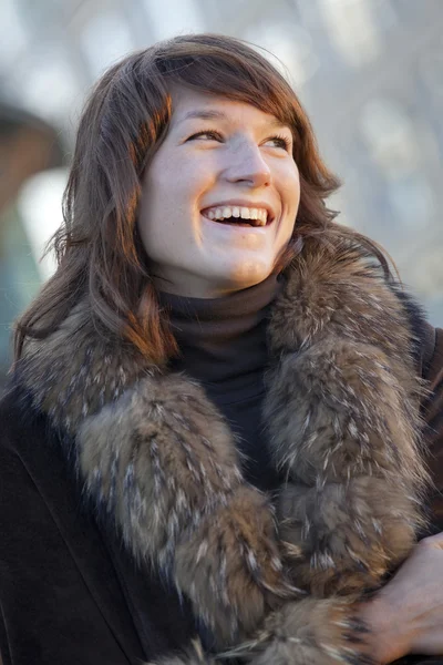 Donna felice in cappotto di volpe — Foto Stock