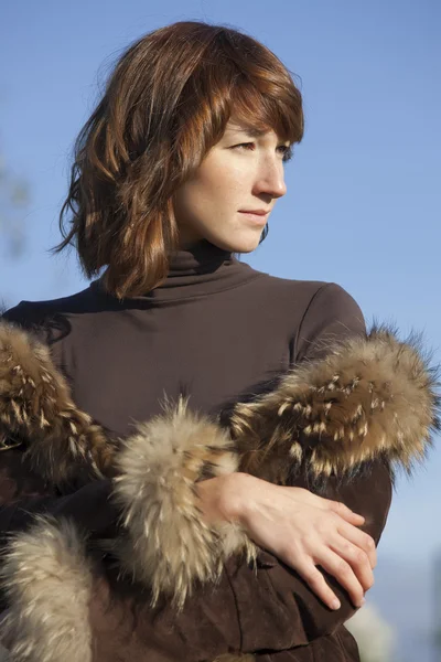 屋外の毛皮のコートの女性 — ストック写真