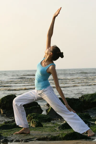 Kumsalda Yoga — Stok fotoğraf