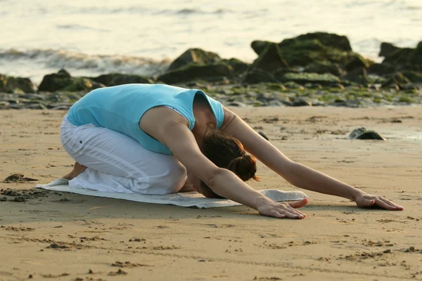 Yoga oefening op het strand — Stockfoto