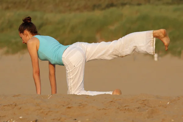 Yoga in sand — Stock Photo, Image