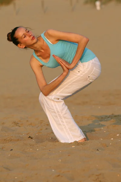 Yoga door zonsondergang — Stockfoto