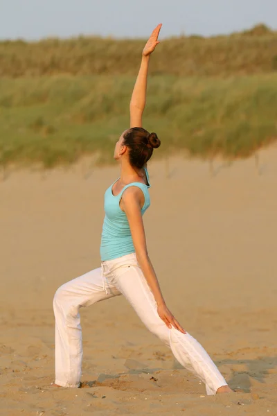 Yoga na praia — Fotografia de Stock
