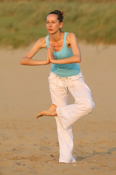 在海滩上瑜伽 — 图库照片