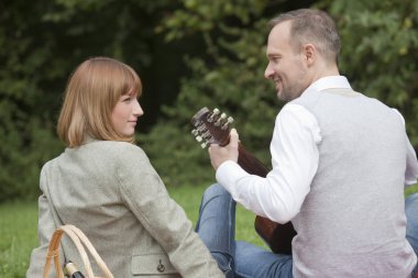 adam pikniğe tarafından gitar çalmak