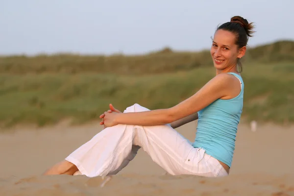 Щаслива жінка на пляжі — стокове фото