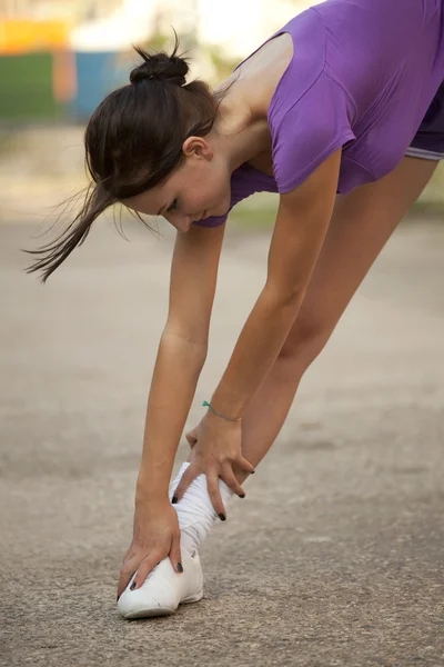 Stretching na het joggen — Stockfoto