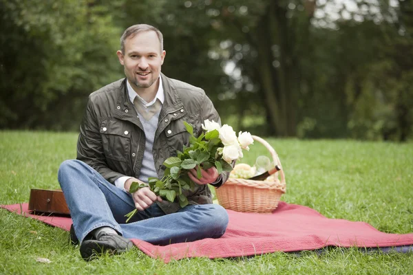 Mann mit Blumen wartet — Stockfoto