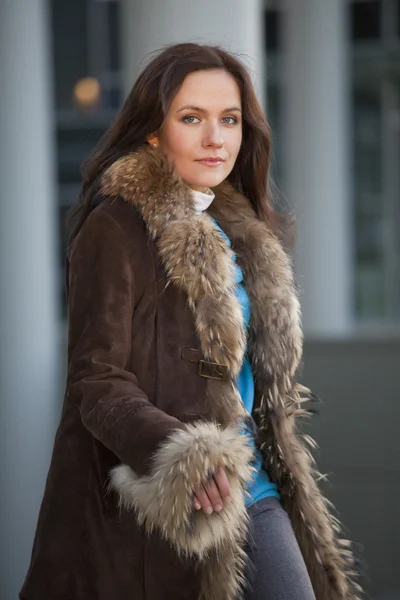 Mulher de moda em casaco de pele na rua — Fotografia de Stock