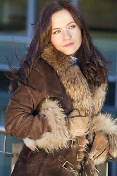 Жінка в лисичному пальто — стокове фото
