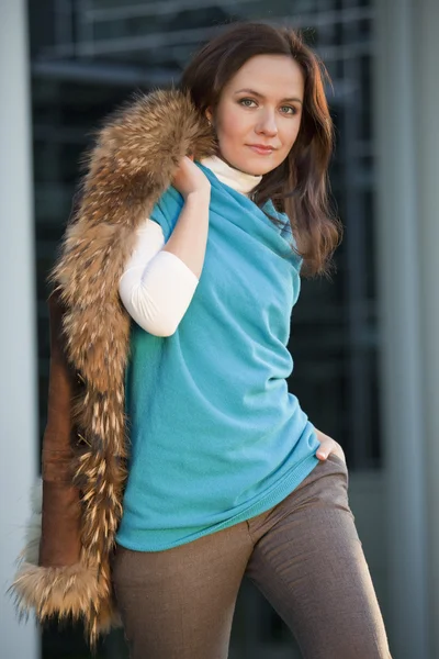 Fashion woman holds fox coat — Stock Photo, Image