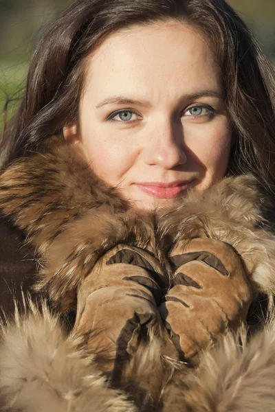 毛皮のコートの女性の肖像画 — ストック写真