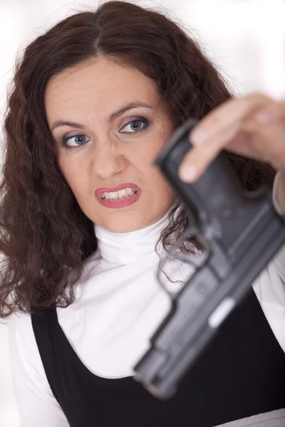 Donna impaurita con pistola — Foto Stock