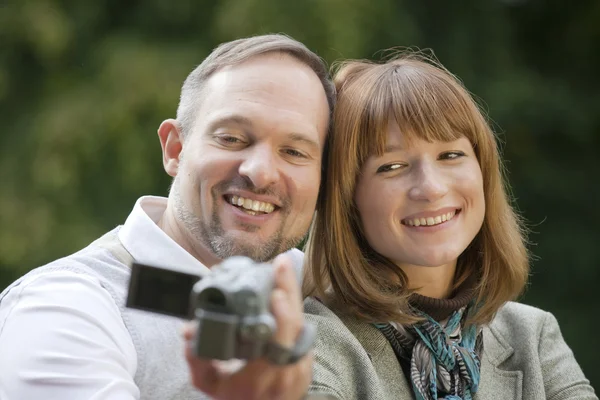 Paar buiten met videocamera — Stockfoto