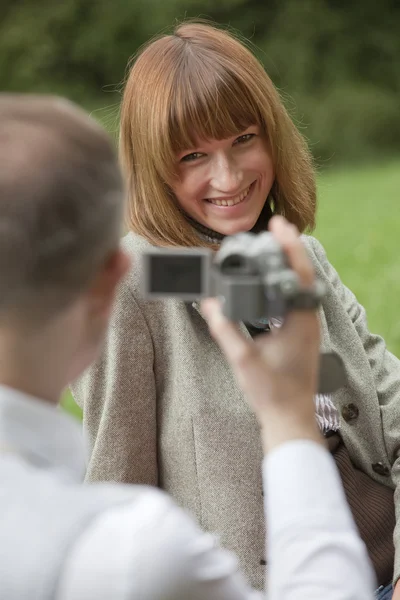 Man filming woman — Stock Photo, Image